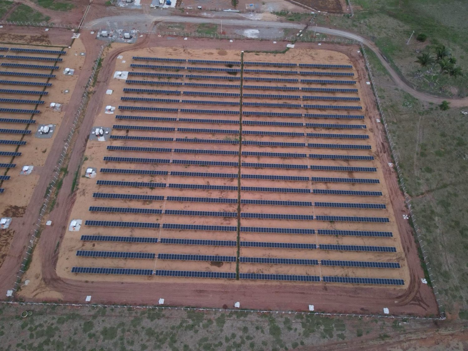 Usina solar com solo exposto antes da hidrossemeadura